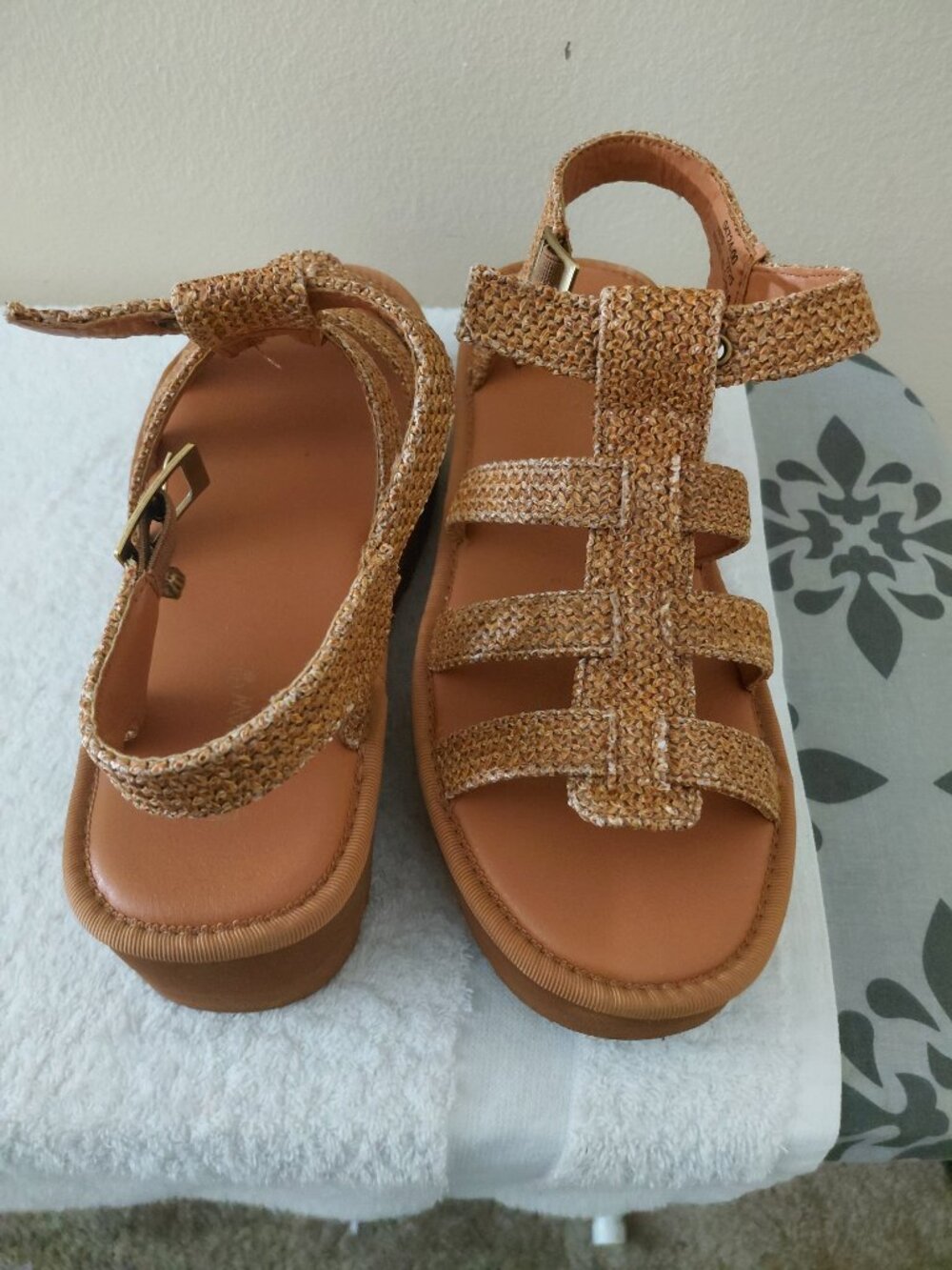 Woman's Sandals - Picture 4 of 7